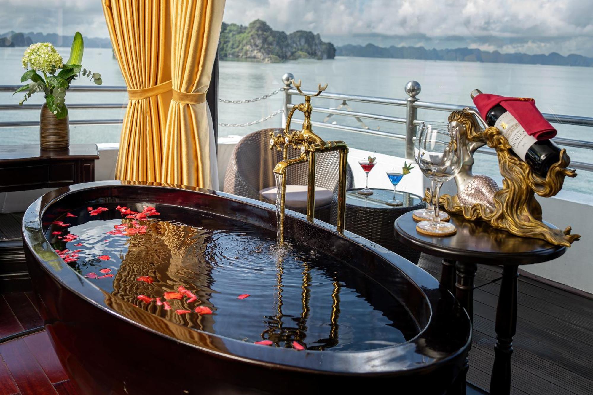 Athena Royal Cruise - Luxury In Halong Bay 5* Hạ Long